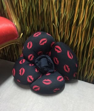 Penye Kumaş Dekoratif Gül Yastık