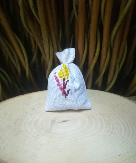 Etamin Kumaş Üzerine Lale Desenli El İşi Lavanta Kesesi 1 Adet